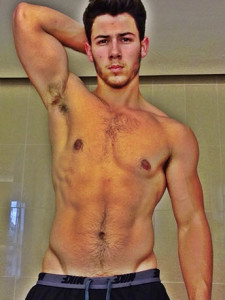 Nick Jonas selfie on Biiology of Technology at https://biologyoftechnology.com/